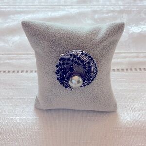 Dark Green Vintage Silver Tone Swirl Brooch